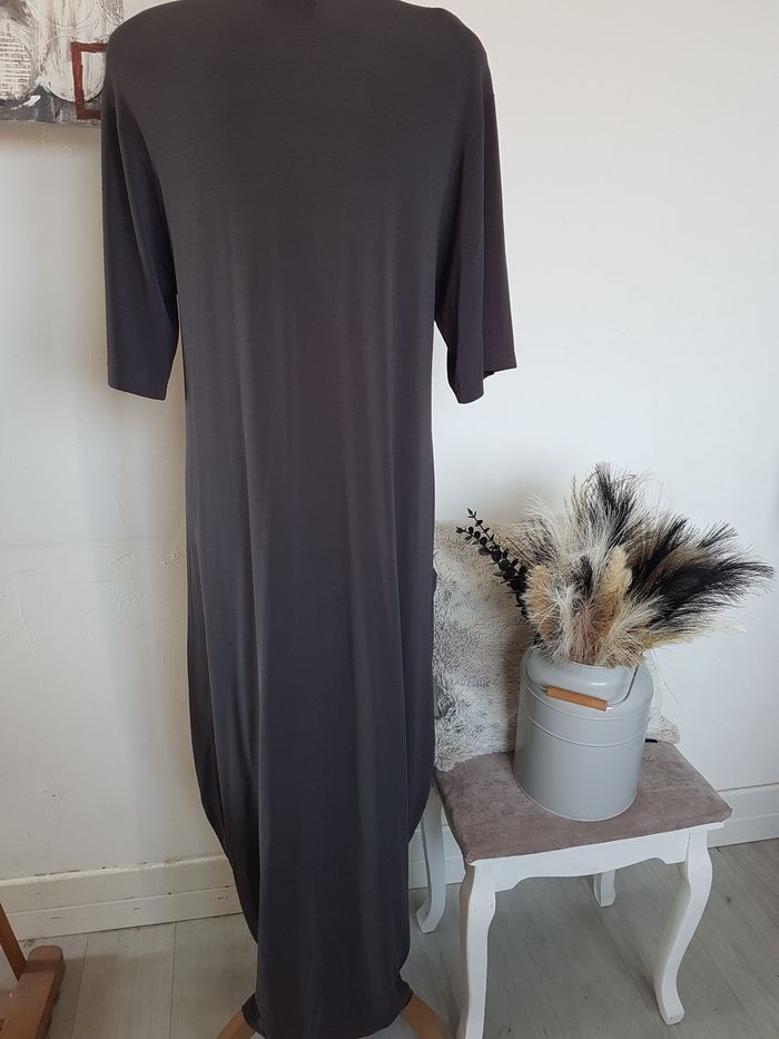 Robe longue grise stretch, légèrement transparente. Hopsack. T42, 45cm aux aisselles, 133cm de haut. - photo numéro 3