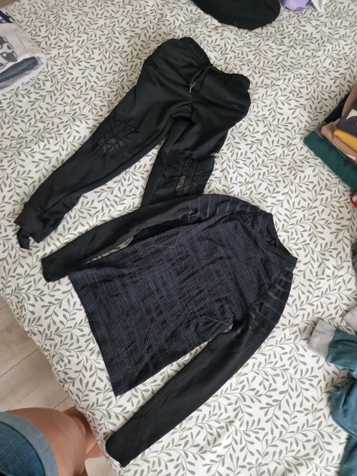Ensemble foot haut + pantalon Decathlon 7/8 ans