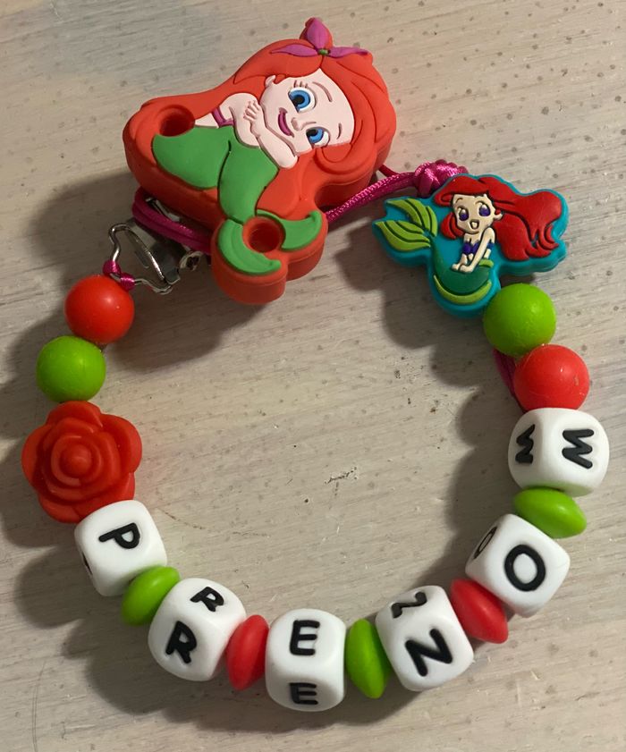 Attache tétine ariel