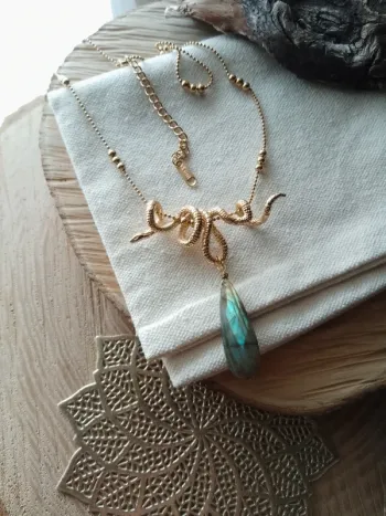 Collier pendentif serpent et pierre naturelle de labradorite