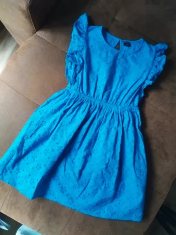 Jolie robe broderie anglaise bleu 6 ans