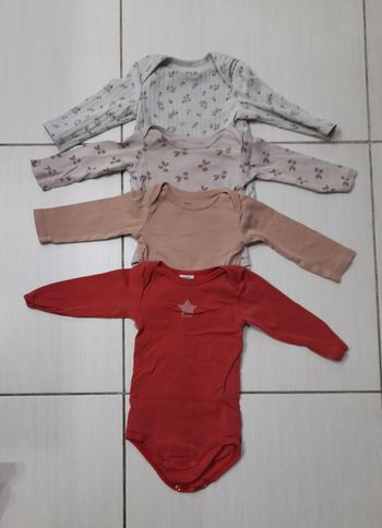 Bodies 9 mois 
Beaucoup portés mais peuvent encore servir 