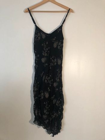 Robe à bretelles asymétrique mousseline doublée noire à fleurs blanches (G)