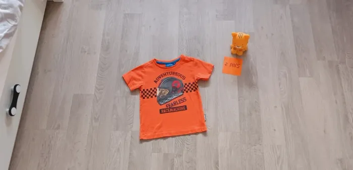 Tee-shirt orange garçon, motif léopard avec casque, taille 2 ans