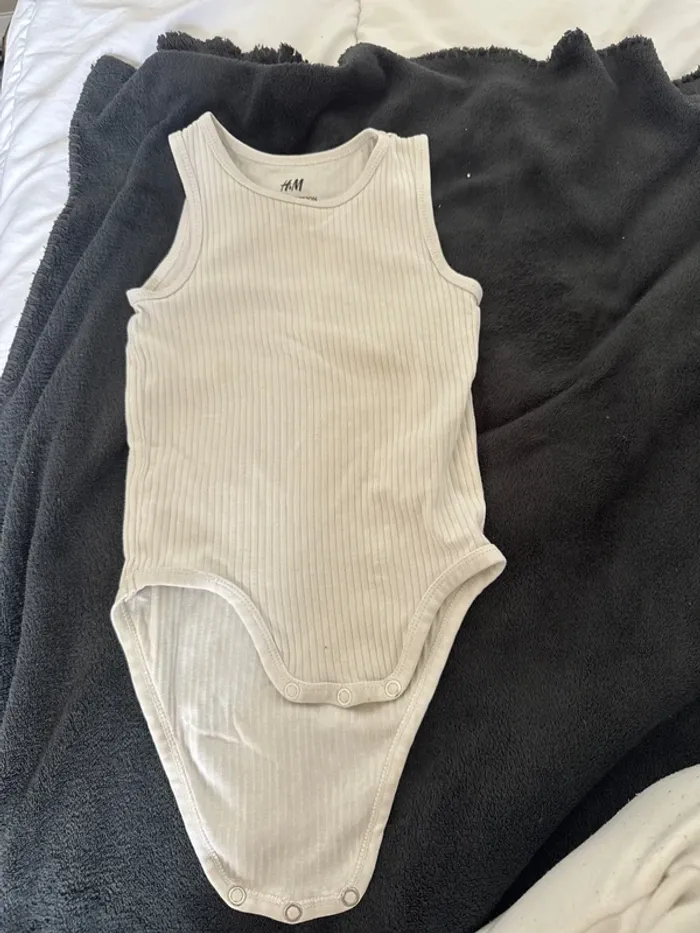 Body H&M manches courtes 12/18 mois