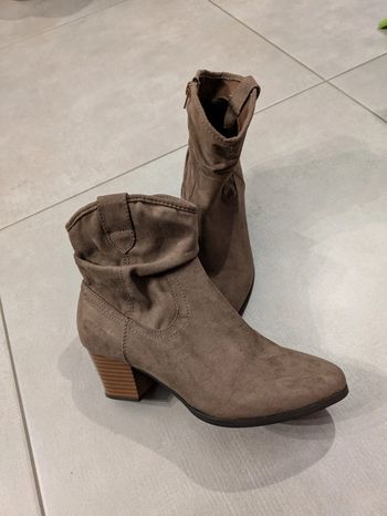 Très jolies bottines neuves T39