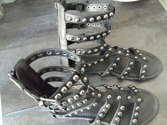 2 PAIRES DE SANDALES CLOUTEES - TAILLE 38 - photo numéro 5