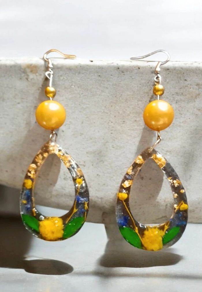 Boucles d'oreilles pendante en résine florale - photo numéro 2