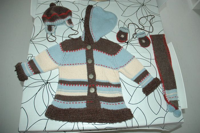 Bel ensemble manteau + moufle +écharpe