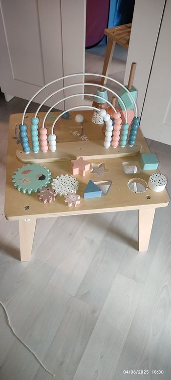 Table d'activités pour l'éveil des sens