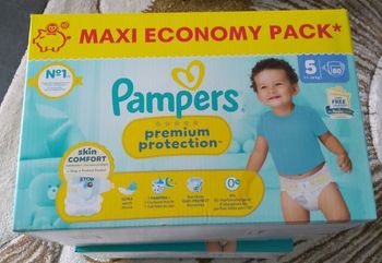 Un pack de couches pampers premium protection taille 5