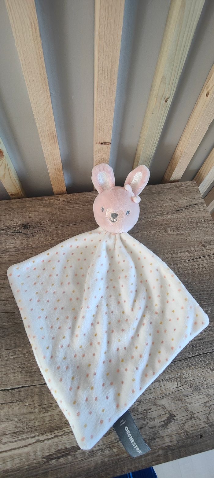 Doudou lapin rose orchestra