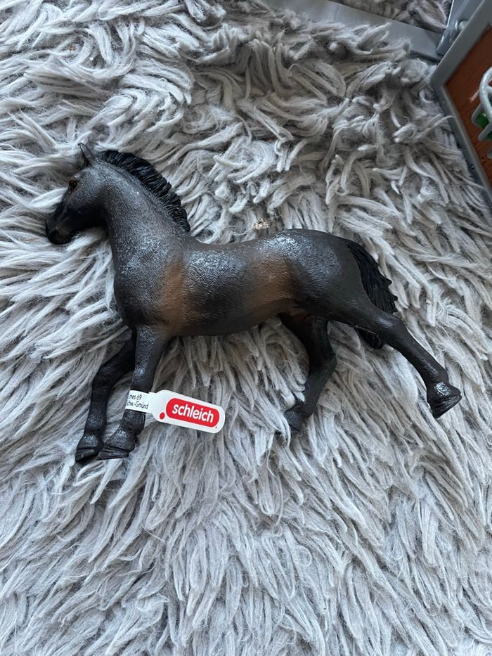 Box avec cheval Schleich - photo numéro 3