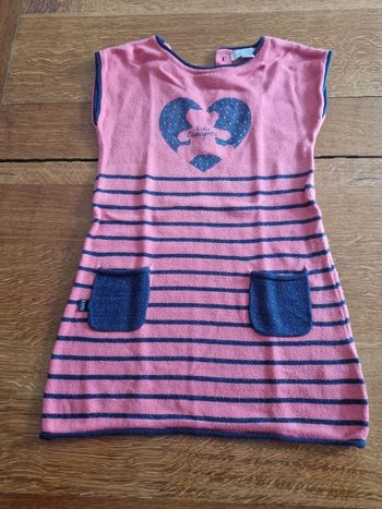 Robe rose à rayures bleues marines