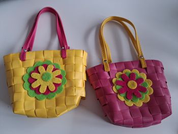 2 paniers fille 11 cm de haut sur 16 de large 1 jaune et un rose