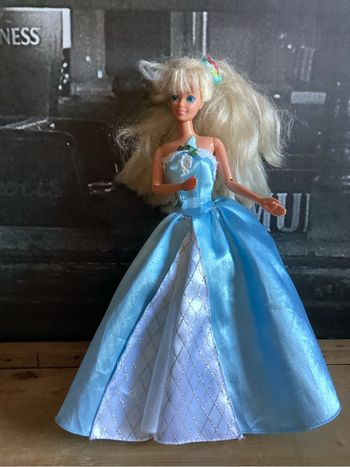 Barbie robe de princesse 1993