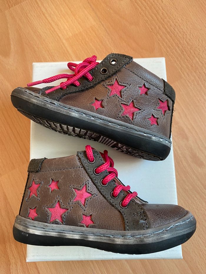 Jolie paire de chaussures/bottines en cuir T. 22 fille neuve avec boîte