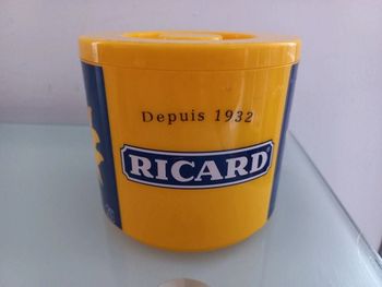 Petit bac à glaçons publicitaire en plastique jaune Ricard