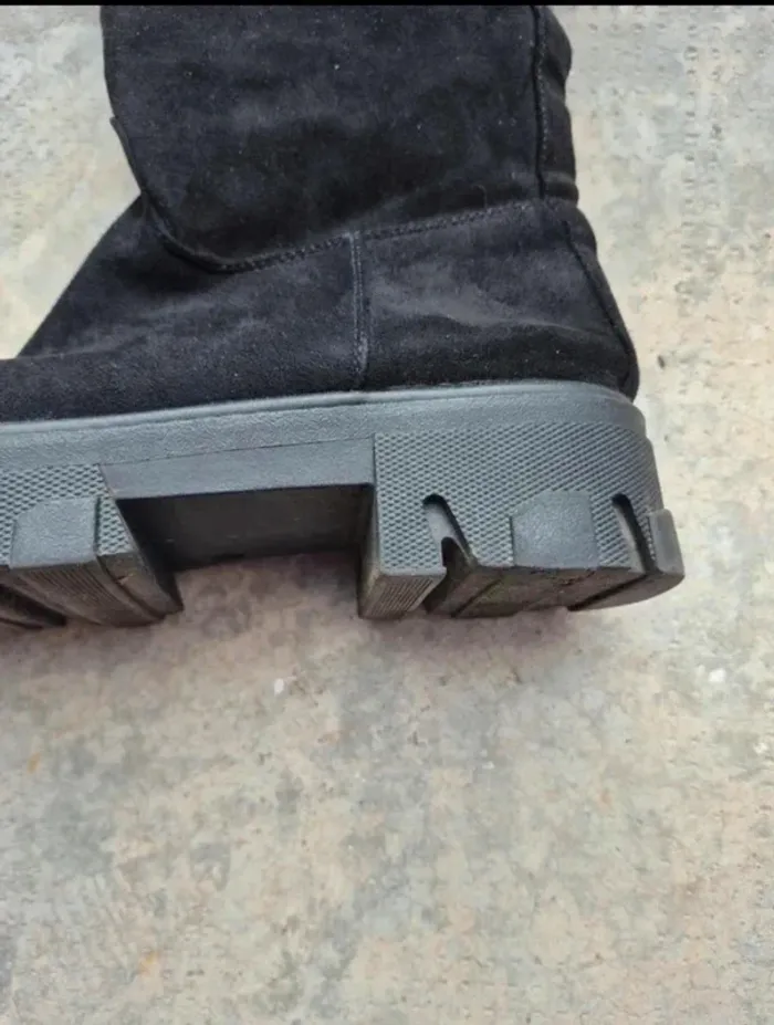 Bottes longues noir en suédine avec talon à semelles crantées - photo numéro 3