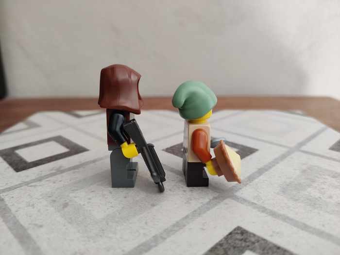 2 figurines Wolfpack et enfant paysan du set Lego 10332 Place du Village Médiéval - photo numéro 4