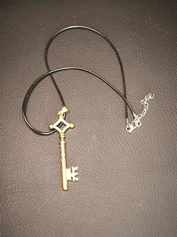 collier clé d'Eren attaque des titans