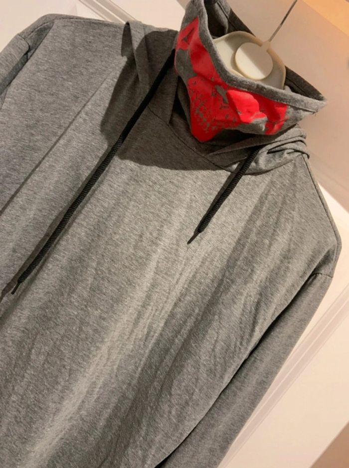 🔥 Haut manches longues gris et rouge a capuche en polyester - photo numéro 3