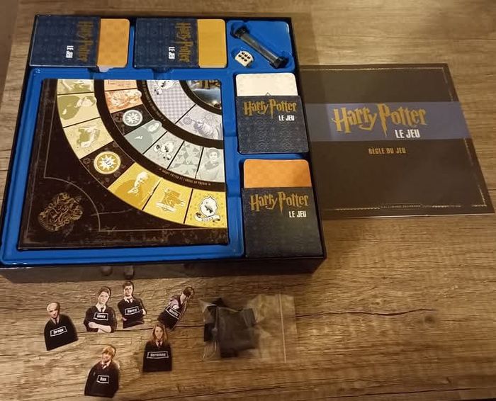 Jeu harry Potter 1000 questions et défis
Gallimard jeunesse à partir de 8 ans 
Les marques sur la boîte c est pas que c est abime mais c est le jeu qui est comme ça
Il a juste était ouvert et utilisé 1 fois - photo numéro 3