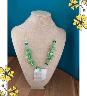 Collier perles vertes et pendentif nacré – Fait main