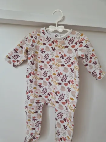 Combinaison pyjama arc-en-ciel rose 6-9mois Gémo très bon état