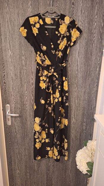Robe longue fleurie noir et jaune type portefeuille