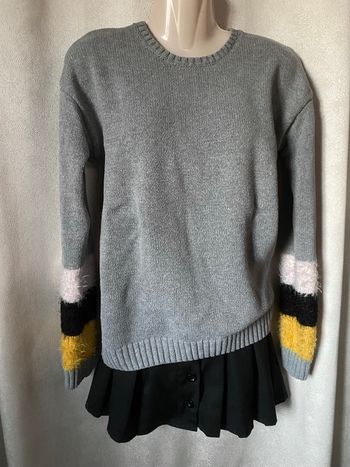 Pull gris larges bandes poilues en bas des manches rose pale noir et jaune L Esprit