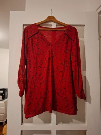 Haut rouge à motifs noirs