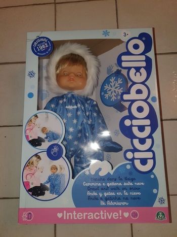 Cicciobello marche dans la neige