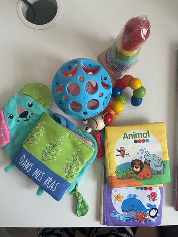 Lot de plusieurs jouets pour bébé