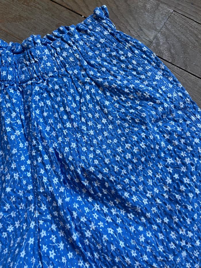 Short bleu fleuri Uniqlo 5-6 ans état neuf - photo numéro 3