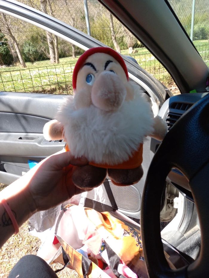 Peluche vintage grincheux des 7 nains chapeau décousu derriere