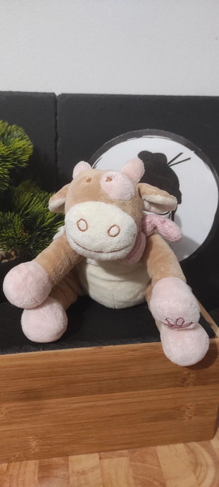 doudou peluche vache lola noukie's rose marron beige écharpe assise Fleur Cordon