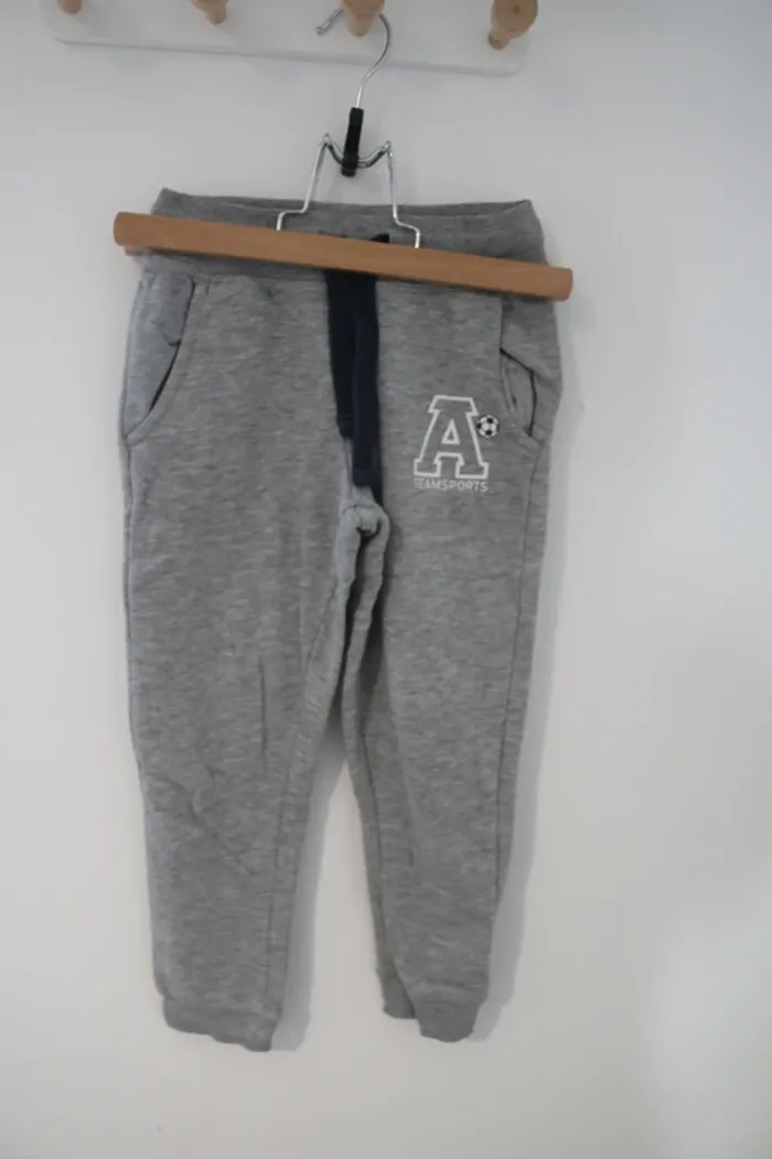 Ensemble haut/jogging Lupilu, pull Adidas et gilet Même pas peur 4 ans - photo numéro 2