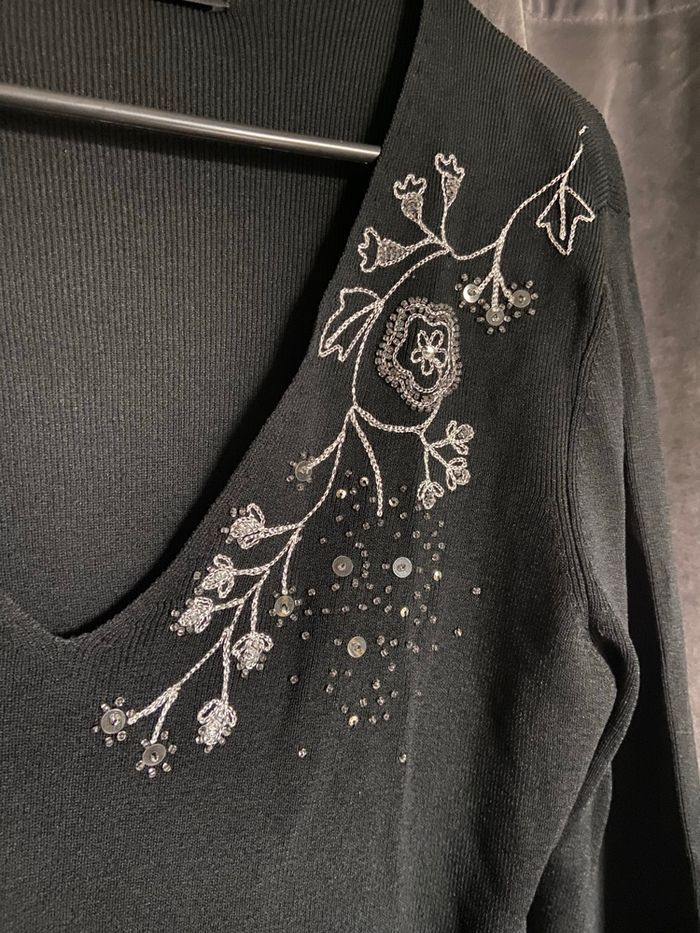 T-shirt en col V manches 3/4 avec strass - photo numéro 3