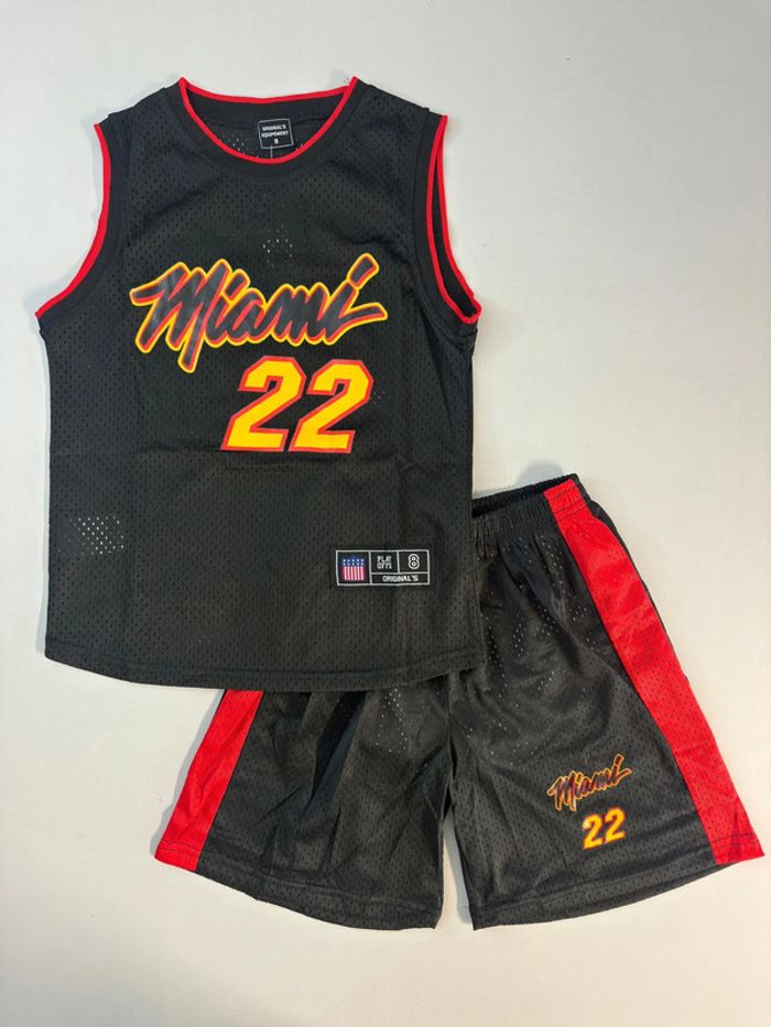 Ensemble de basket pour enfants sport . 8 ans