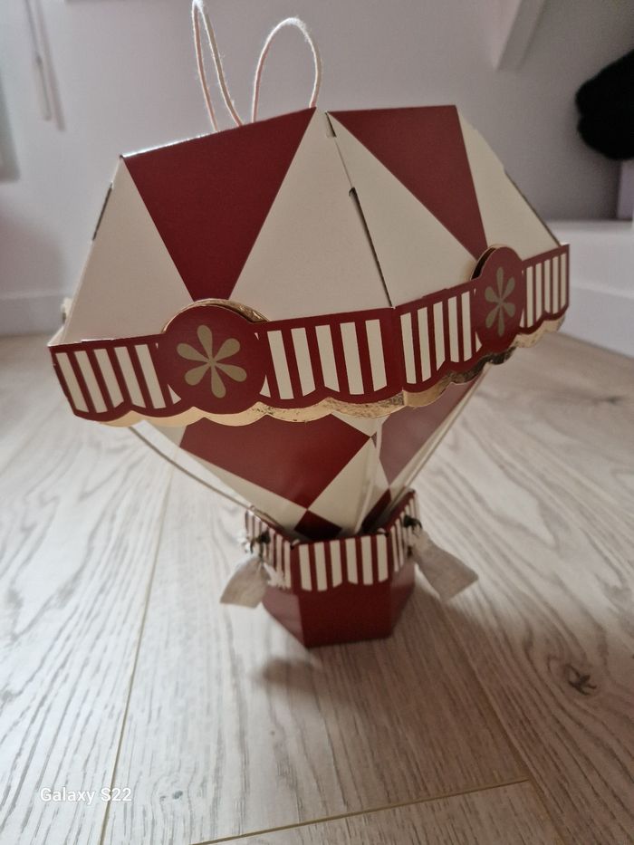 Décoration montgolfière en carton rigide blanc rouge doré - photo numéro 3