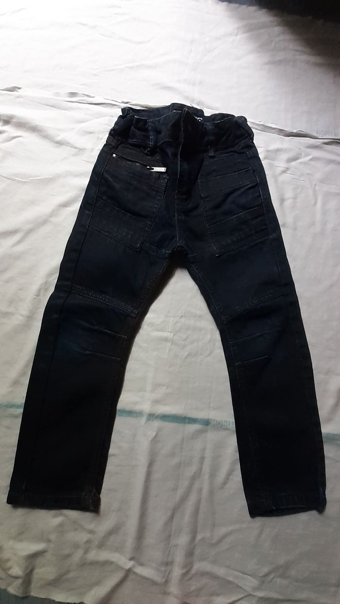 Jean noir avec poches plaquées devant et derriere