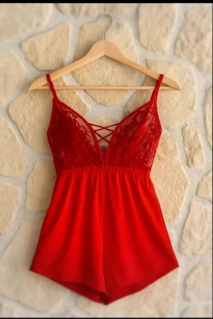 Combinaison Romantique en Dentelle Rouge Passion – Taille XS