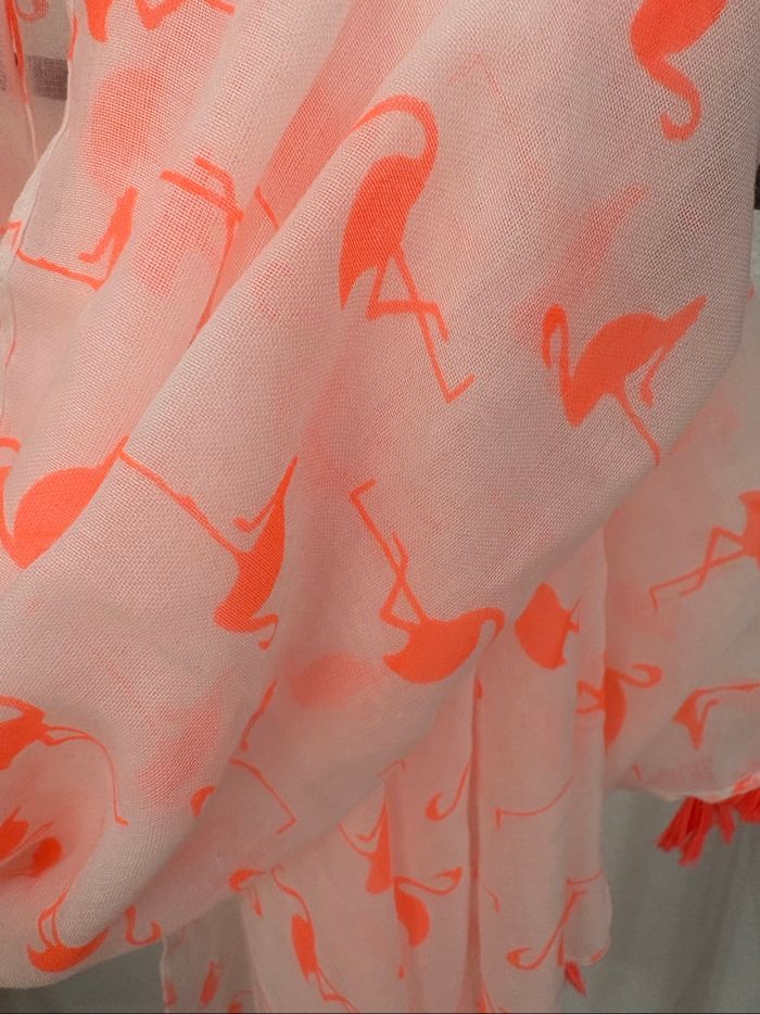 Châle blanc avec des motifs de flamant roses orange fluo Camaïeu - photo numéro 2