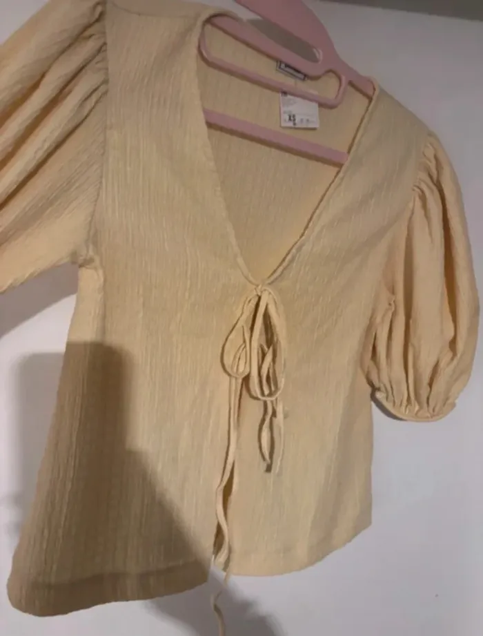 Top court jaune PIMKIE à manches bouffantes – Taille XS – Neuf avec étiquette 💛 - photo numéro 3