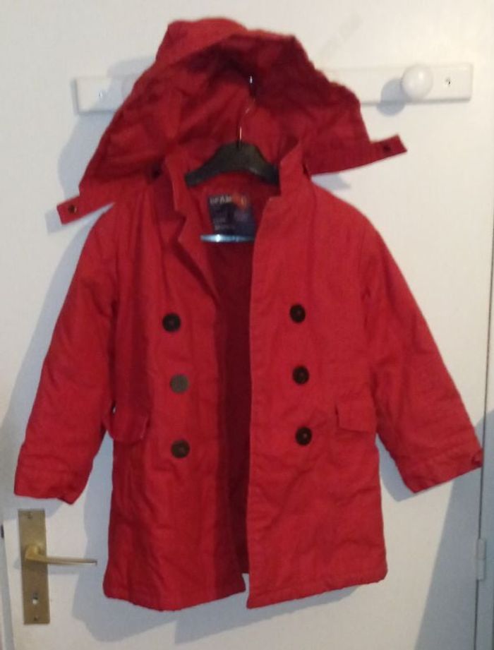 Trench rouge ä capuche 6 ans DPAM