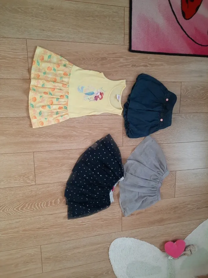 Jupes et robes 3 /4 ans.