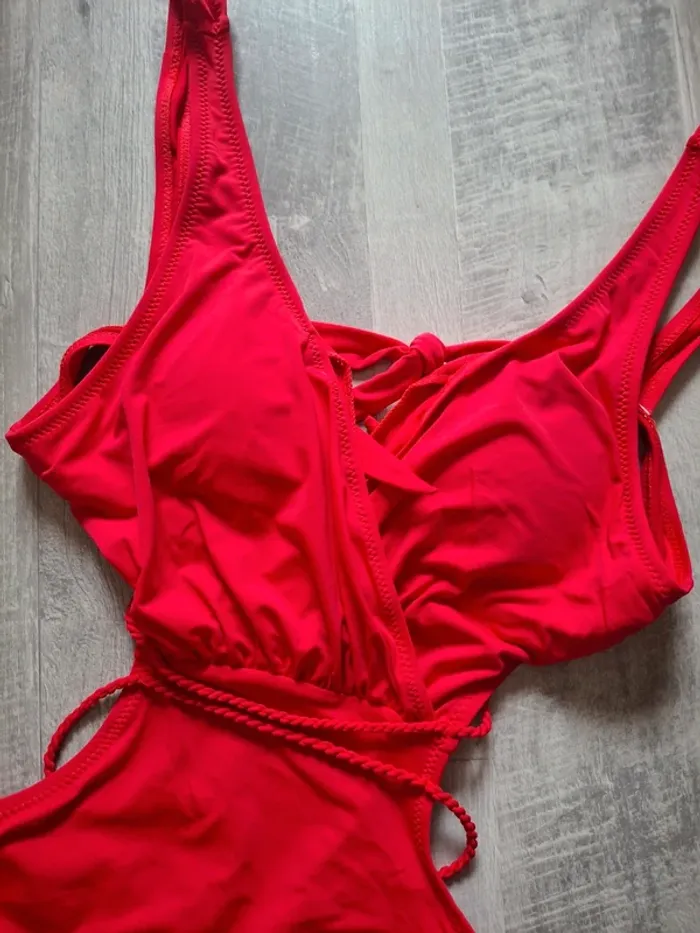 Maillot une piece rouge tendance - photo numéro 3