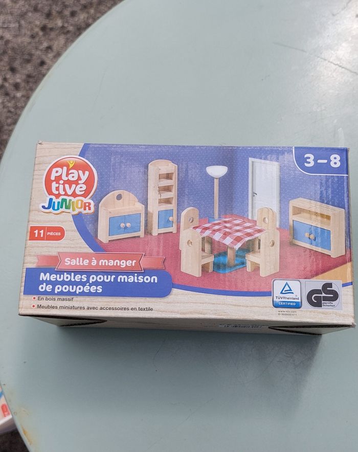 Petits meubles en bois pour maison de poupée - photo numéro 8