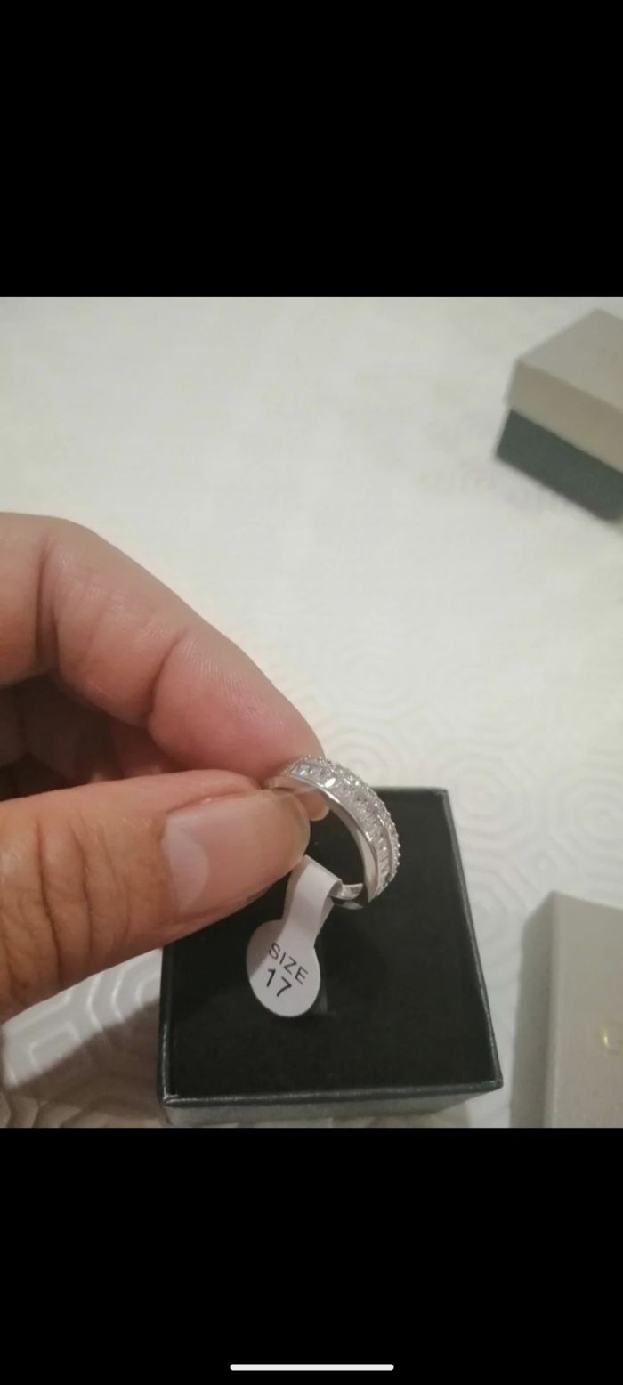 Belle bague anneau en métal argenté Rhodié serti de Zirconiums. Taille 17 mm - photo numéro 4